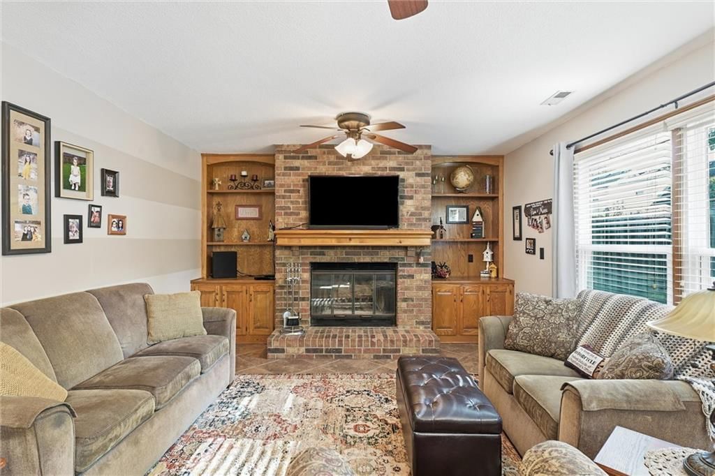 Photo 14 of 44 - 14715 S Arapaho Drive, Olathe, KS 66062