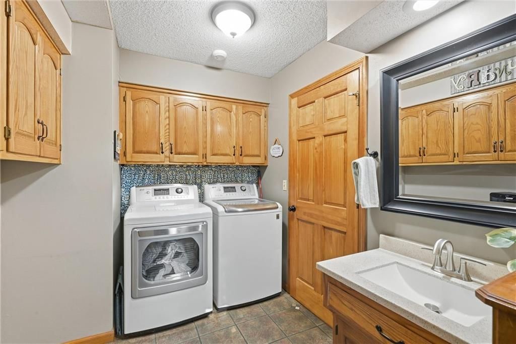 Photo 17 of 44 - 14715 S Arapaho Drive, Olathe, KS 66062