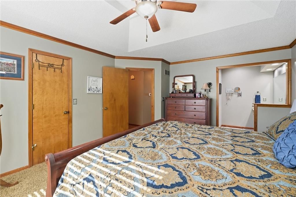 Photo 21 of 44 - 14715 S Arapaho Drive, Olathe, KS 66062