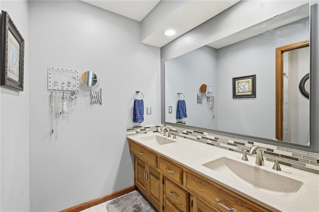 Double vanity at 14715 S Arapaho Drive, Olathe, KS 66062