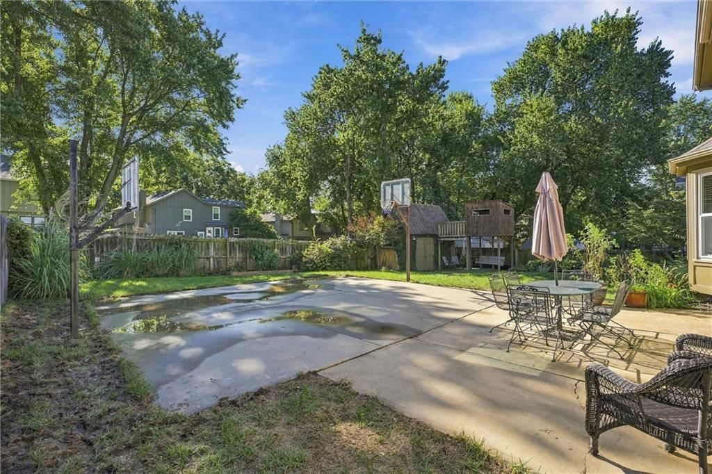 Photo 33 of 44 - 14715 S Arapaho Drive, Olathe, KS 66062