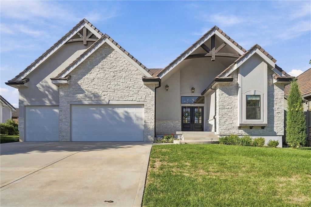 3908 NW Redspire Street, Lee's Summit, MO