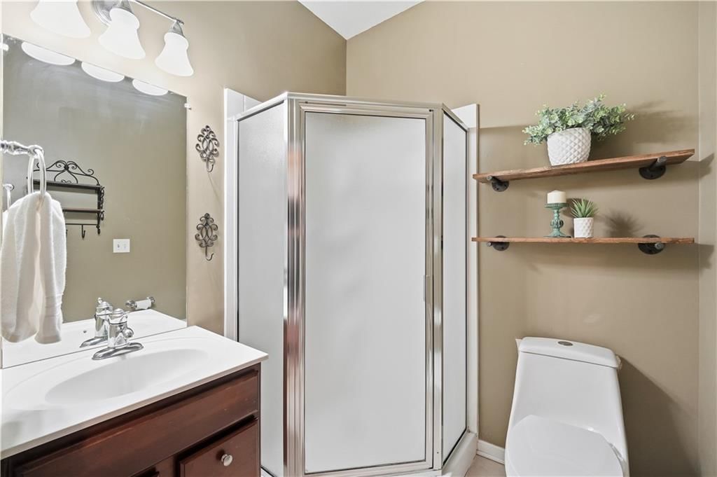 Photo 14 of 52 - 1200 SW Sapperton Road, Lee's Summit, MO 64083