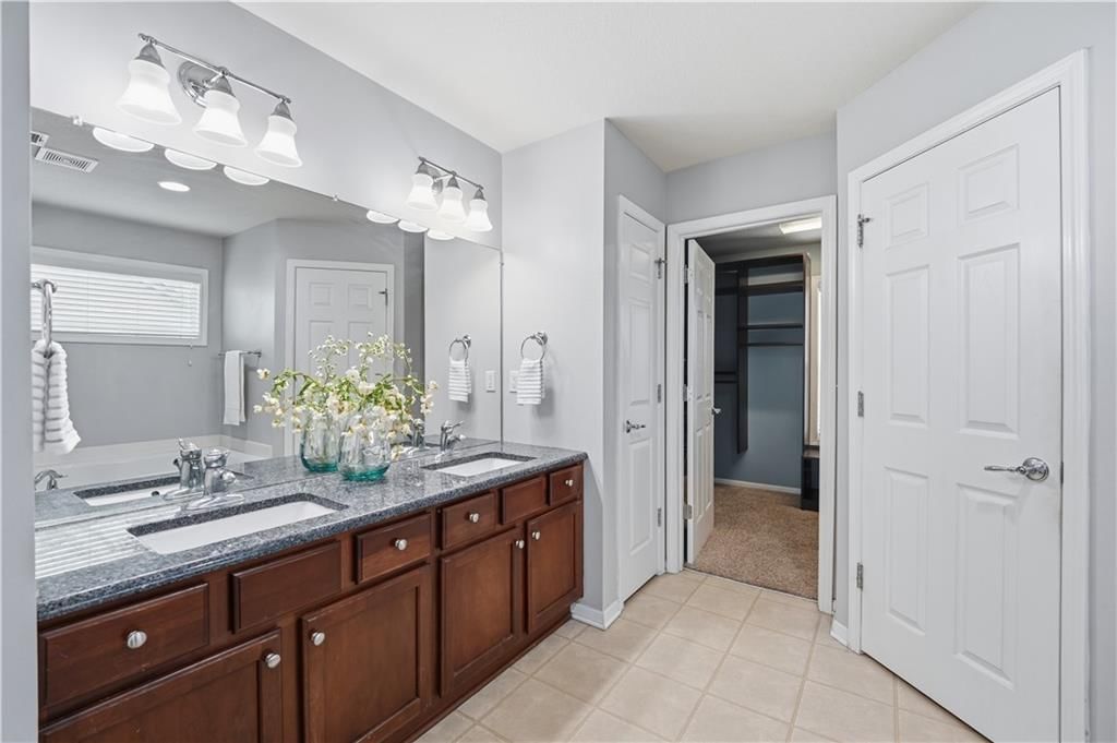 Photo 22 of 52 - 1200 SW Sapperton Road, Lee's Summit, MO 64083
