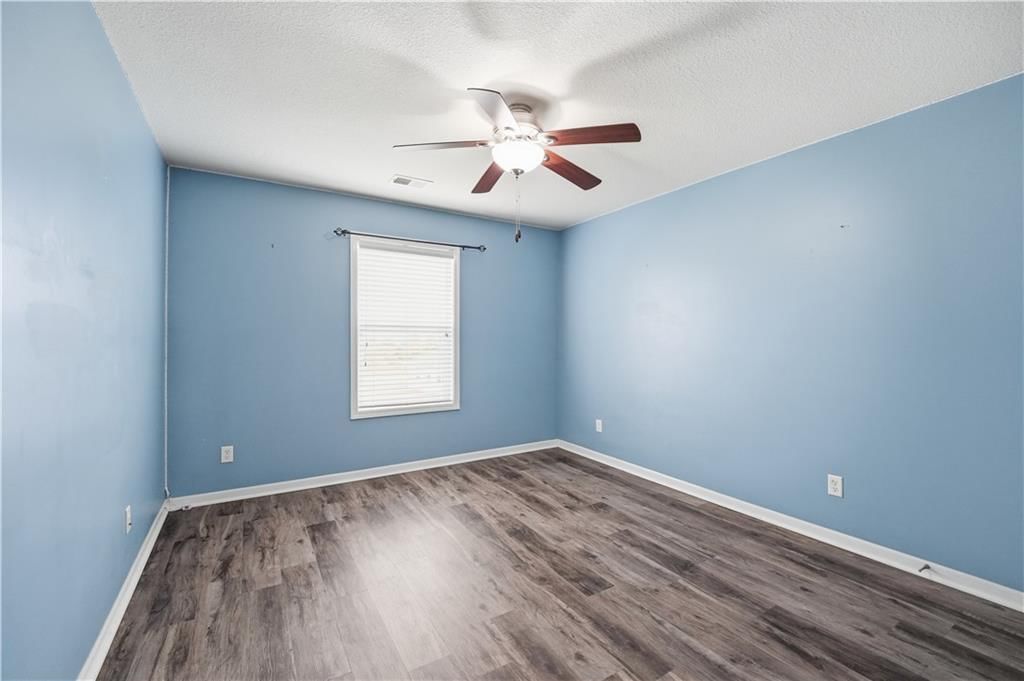Photo 26 of 52 - 1200 SW Sapperton Road, Lee's Summit, MO 64083