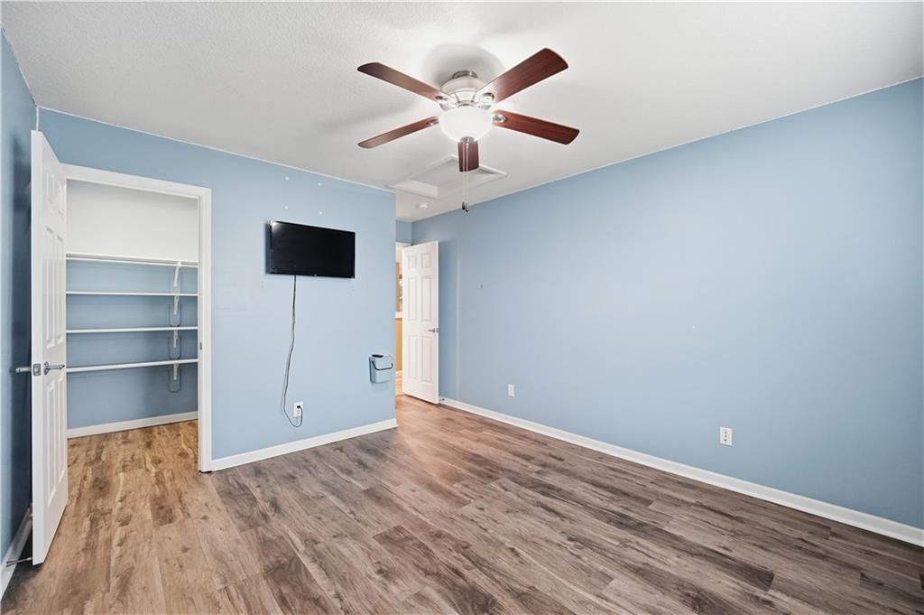 Photo 27 of 52 - 1200 SW Sapperton Road, Lee's Summit, MO 64083