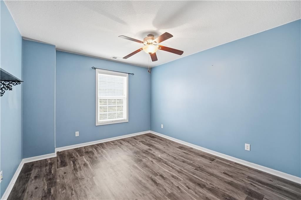 Photo 28 of 52 - 1200 SW Sapperton Road, Lee's Summit, MO 64083