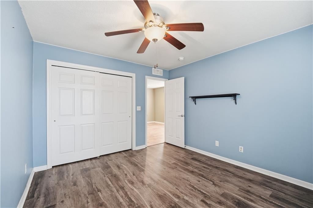 Photo 29 of 52 - 1200 SW Sapperton Road, Lee's Summit, MO 64083