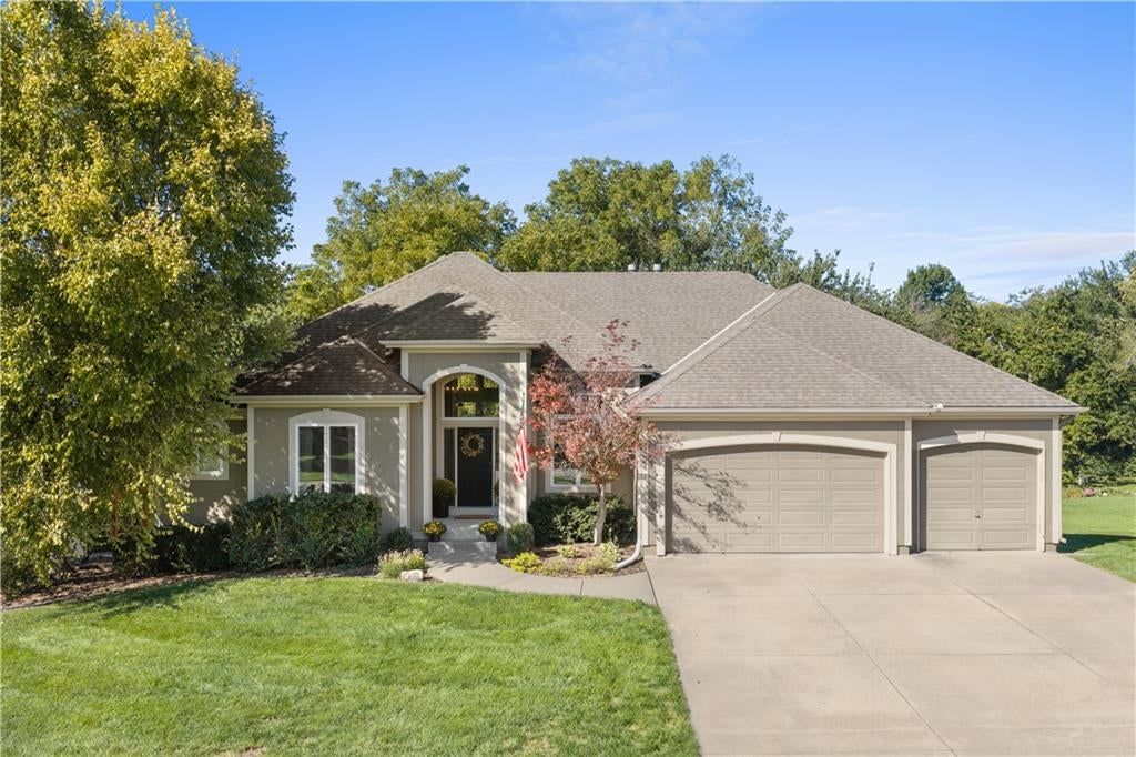 4324 SE Canter Drive, Lee's Summit, MO: listing photo 2