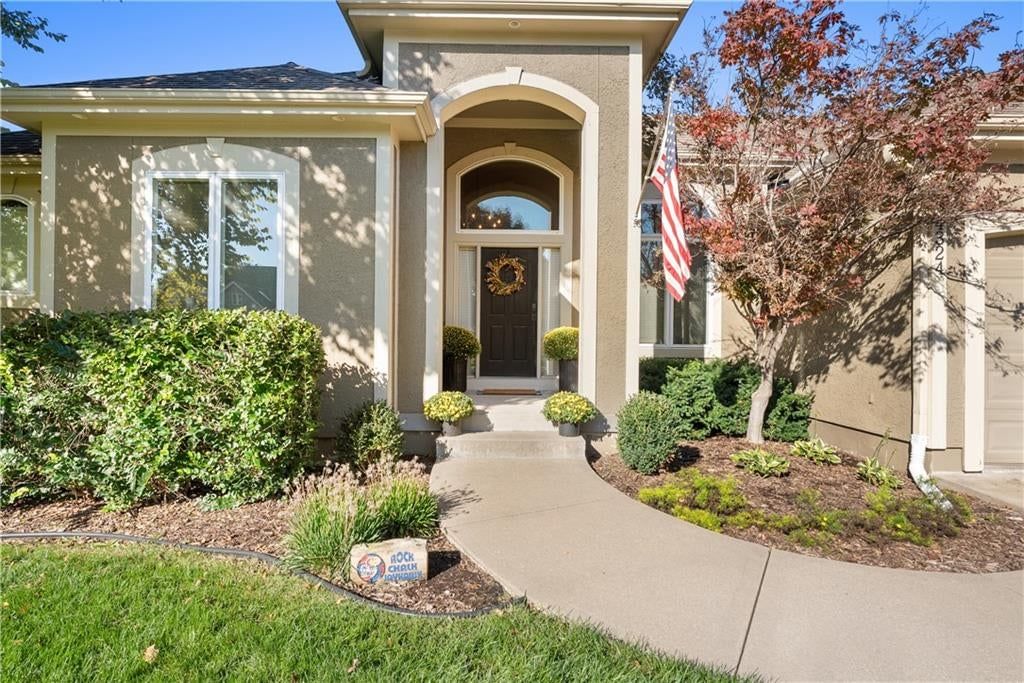 4324 SE Canter Drive, Lee's Summit, MO: listing photo 3