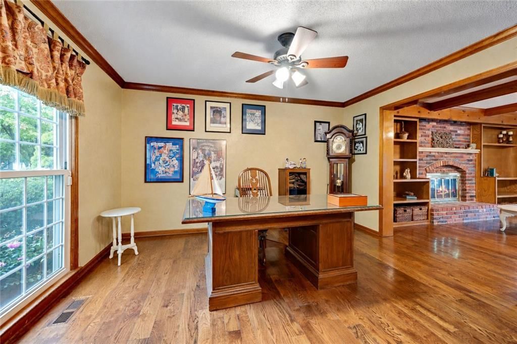 Photo 9 of 32 - 9339 Hall Drive, Lenexa, KS 66219
