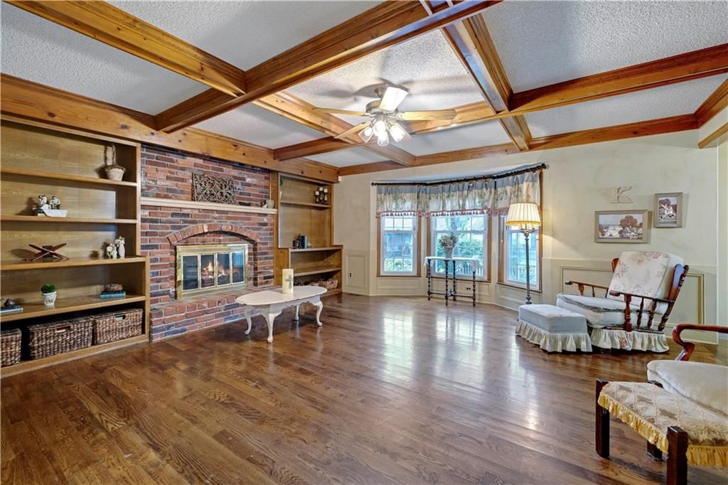 Photo 4 of 32 - 9339 Hall Drive, Lenexa, KS 66219