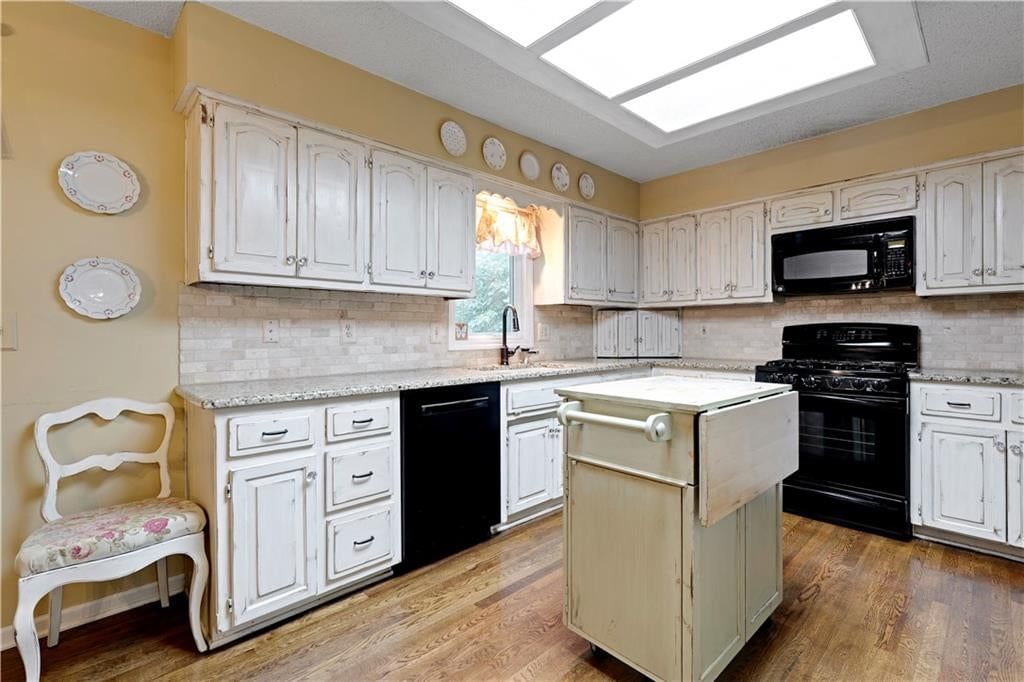 Photo 11 of 32 - 9339 Hall Drive, Lenexa, KS 66219