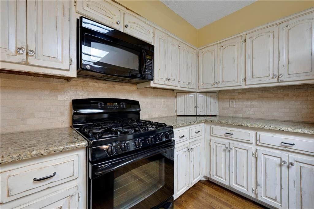 Photo 13 of 32 - 9339 Hall Drive, Lenexa, KS 66219