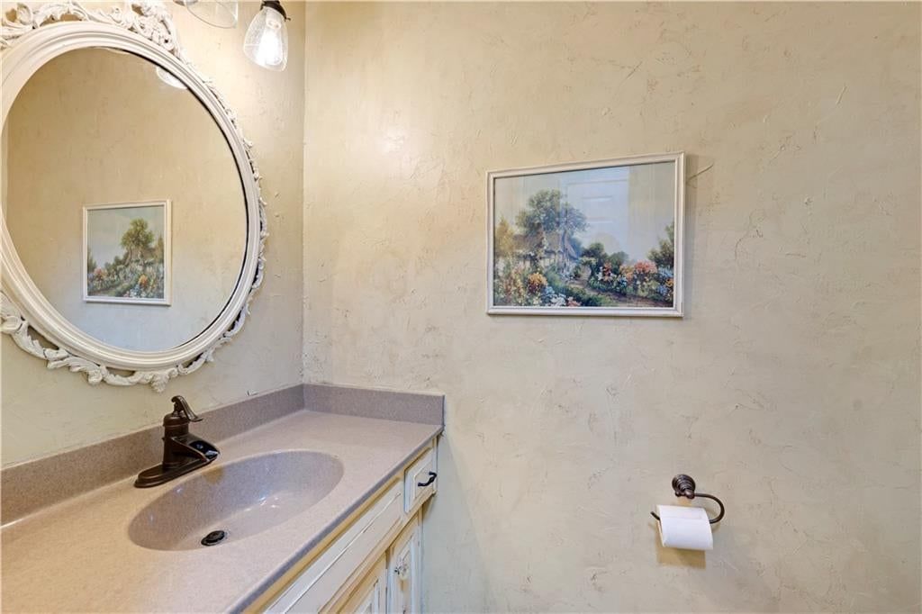 Photo 15 of 32 - 9339 Hall Drive, Lenexa, KS 66219