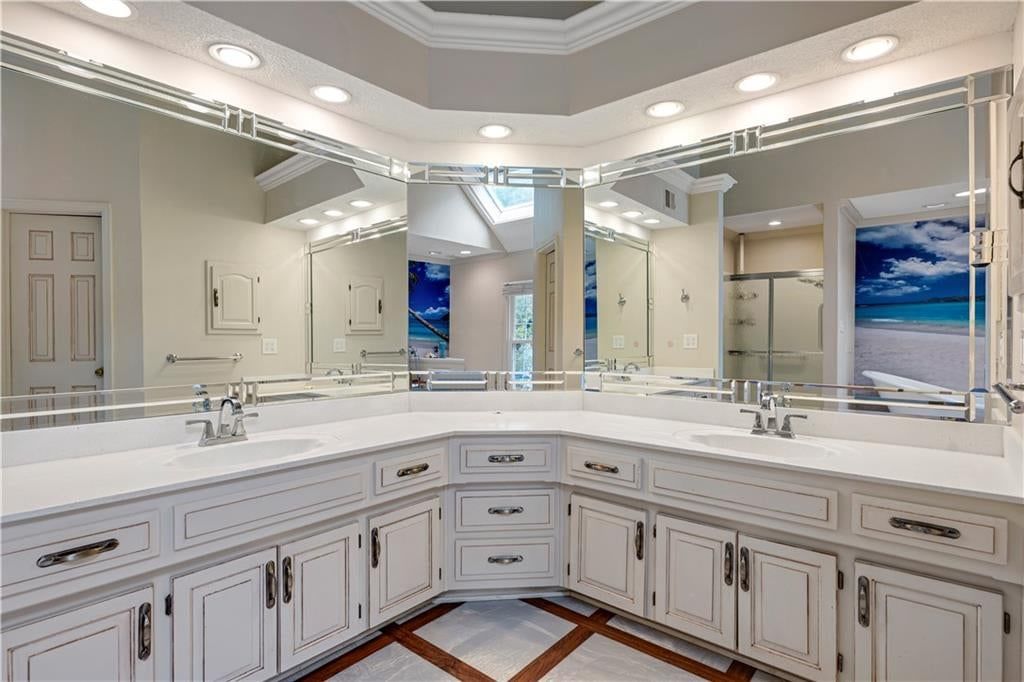 Photo 19 of 32 - 9339 Hall Drive, Lenexa, KS 66219
