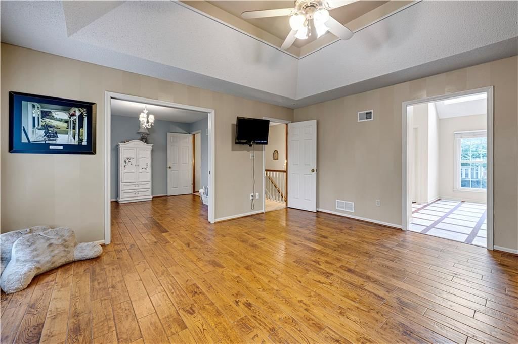 Photo 16 of 32 - 9339 Hall Drive, Lenexa, KS 66219