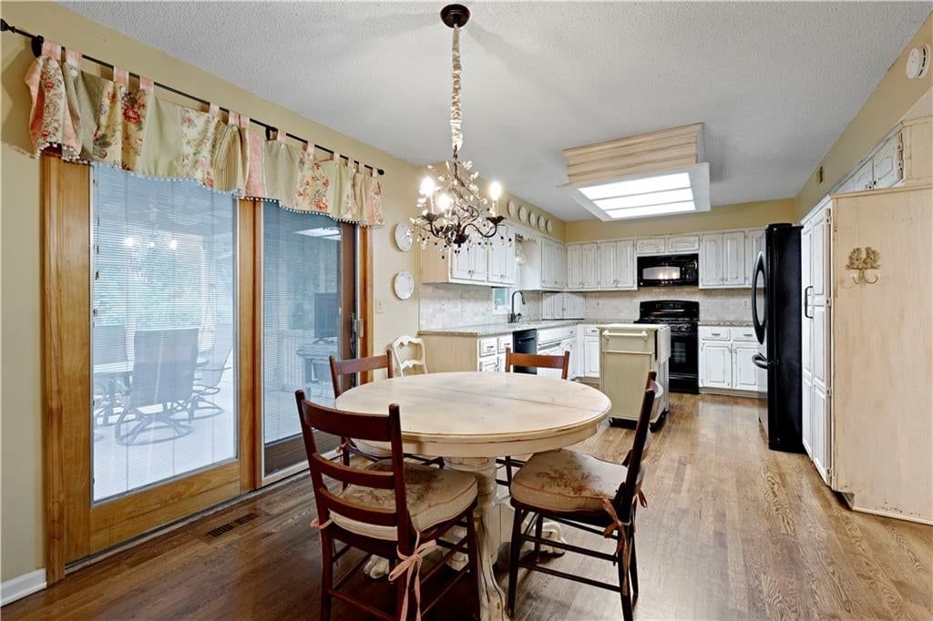 Photo 10 of 32 - 9339 Hall Drive, Lenexa, KS 66219