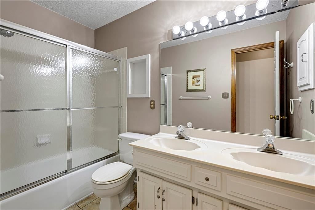 Photo 25 of 32 - 9339 Hall Drive, Lenexa, KS 66219