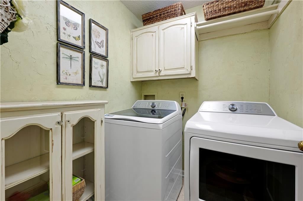 Photo 14 of 32 - 9339 Hall Drive, Lenexa, KS 66219