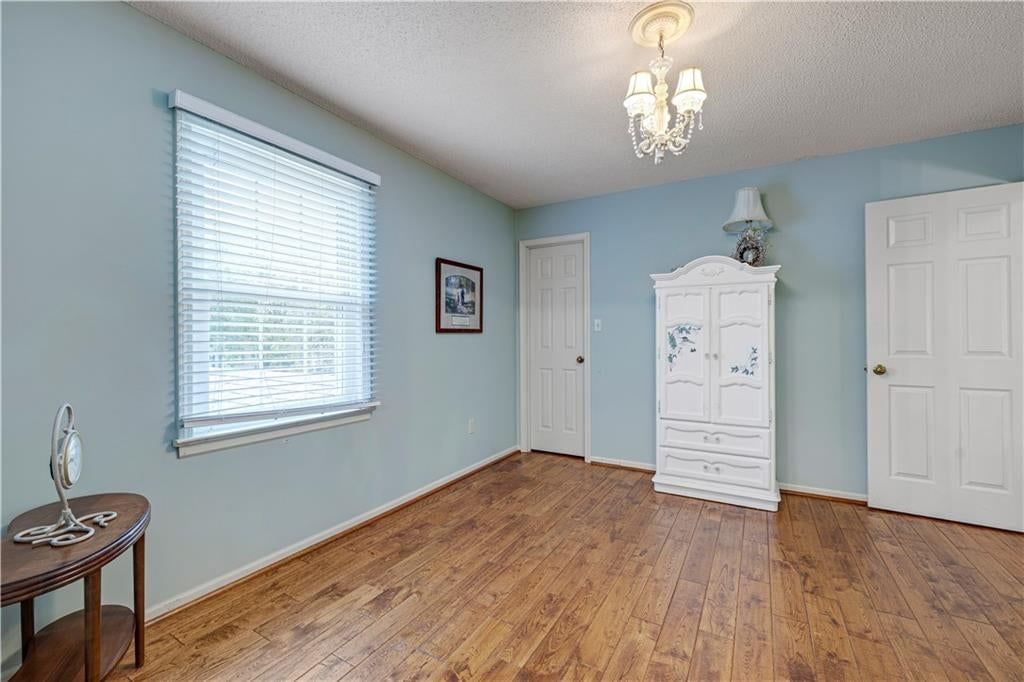 Photo 18 of 32 - 9339 Hall Drive, Lenexa, KS 66219