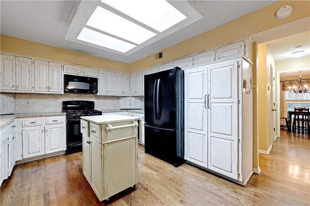 Photo 12 of 32 - 9339 Hall Drive, Lenexa, KS 66219