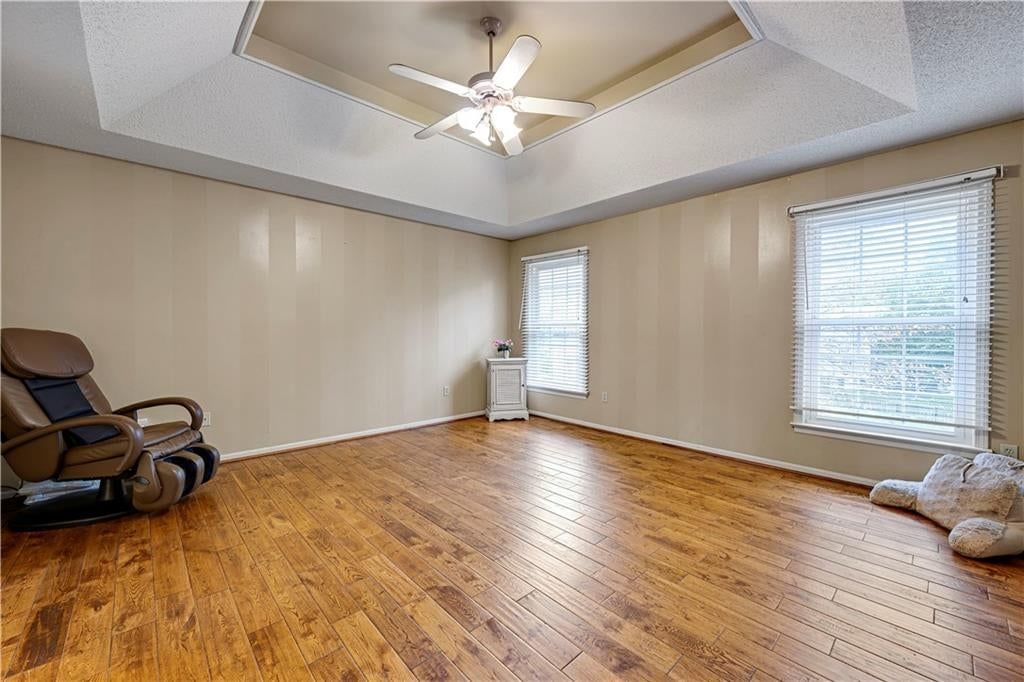 Photo 17 of 32 - 9339 Hall Drive, Lenexa, KS 66219