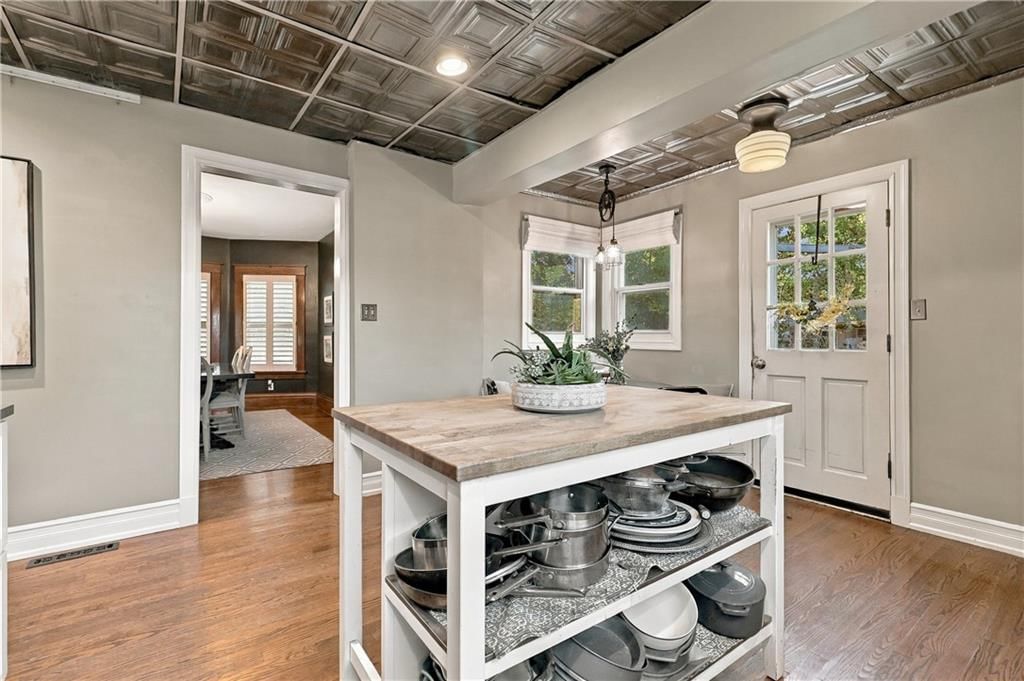 Photo 15 of 34 - 5532 Knox Avenue, Merriam, KS 66203
