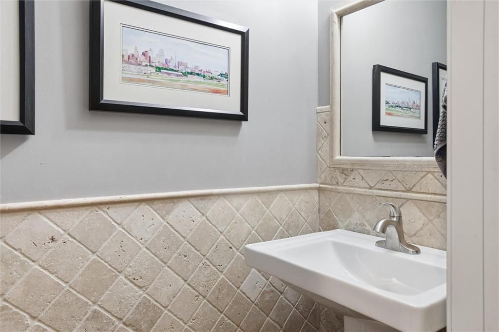Photo 11 of 38 - 8412 W 129 Terrace, Overland Park, KS 66213
