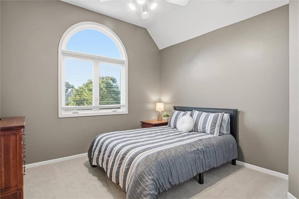 Photo 12 of 38 - 8412 W 129 Terrace, Overland Park, KS 66213