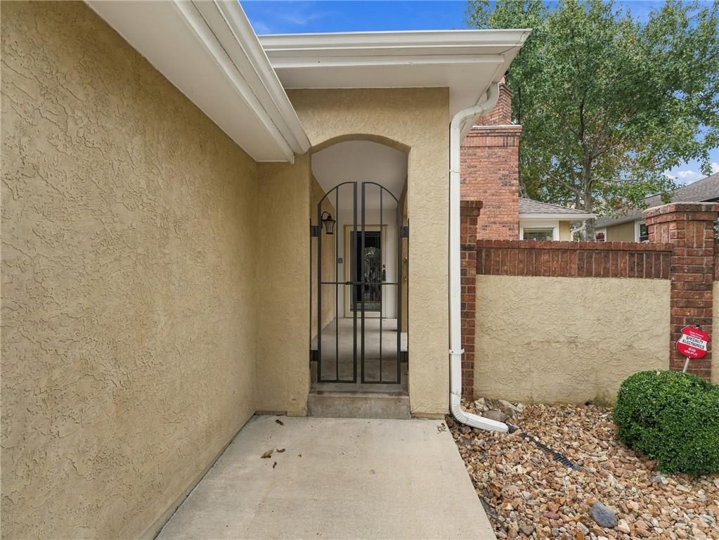 11049 W 97th Circle, Overland Park, KS: listing photo 2