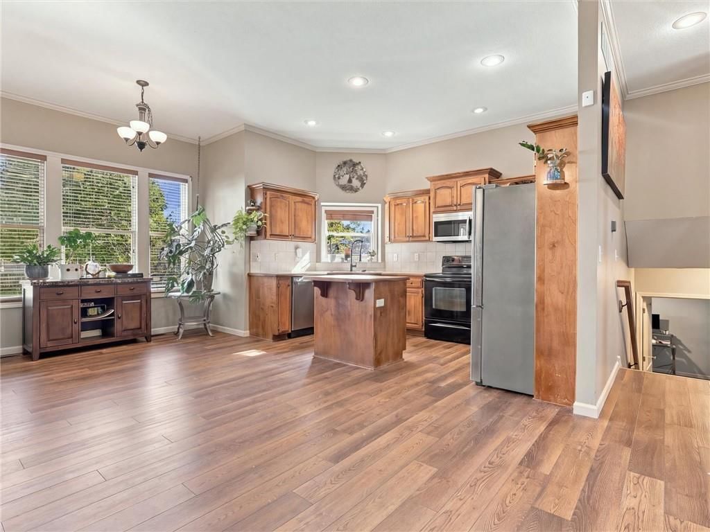 Photo 4 of 24, 609 S Kisner Circle, Independence, MO 64056