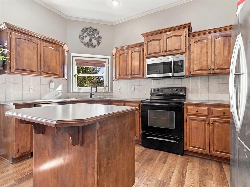 Photo 6 of 24 - 609 S Kisner Circle, Independence, MO 64056