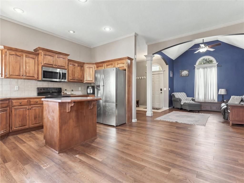 Photo 7 of 24 - 609 S Kisner Circle, Independence, MO 64056