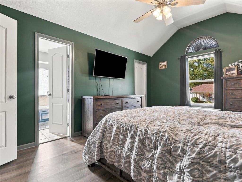 Photo 9 of 24 - 609 S Kisner Circle, Independence, MO 64056
