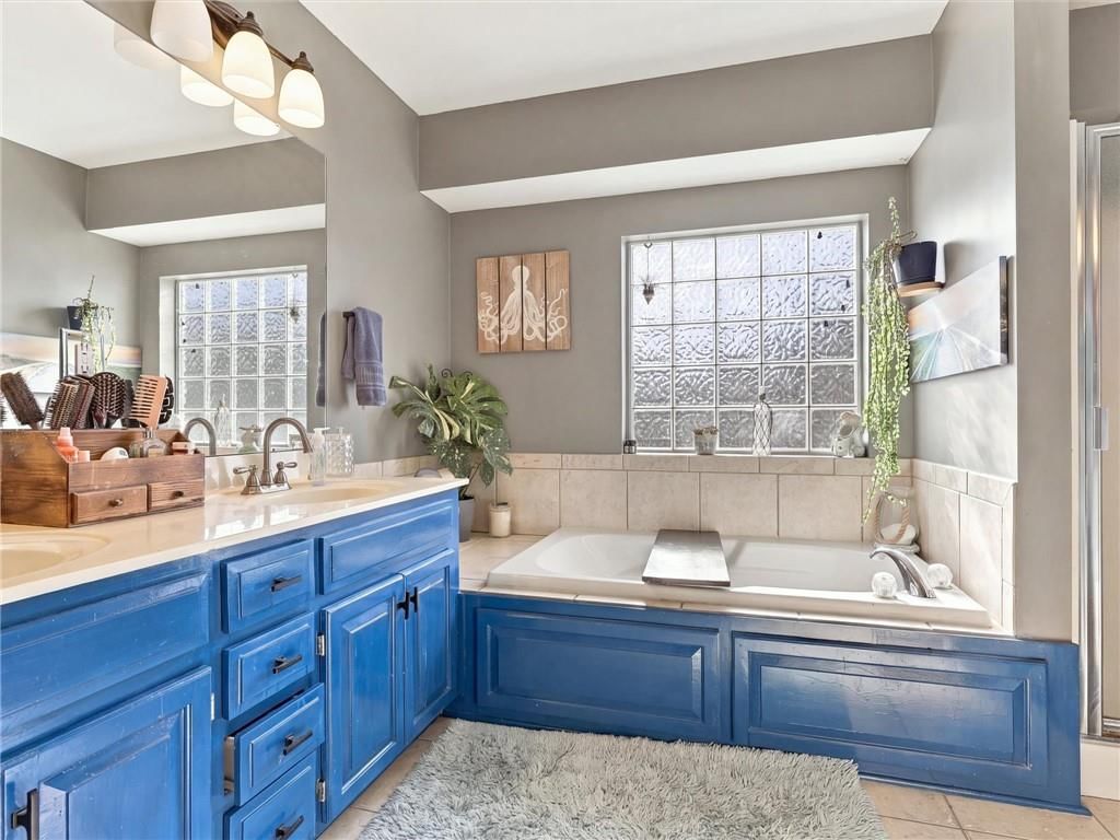 Photo 10 of 24 - 609 S Kisner Circle, Independence, MO 64056
