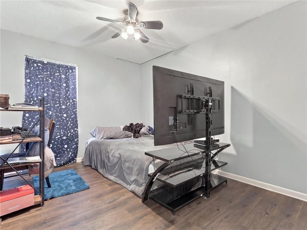 Photo 12 of 24 - 609 S Kisner Circle, Independence, MO 64056
