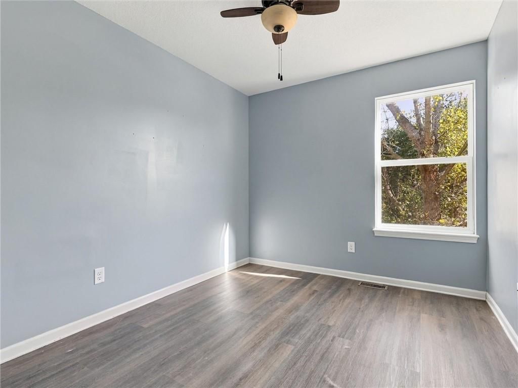 Photo 14 of 24 - 609 S Kisner Circle, Independence, MO 64056
