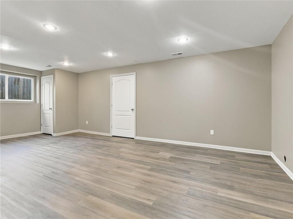 Photo 21 of 24 - 609 S Kisner Circle, Independence, MO 64056