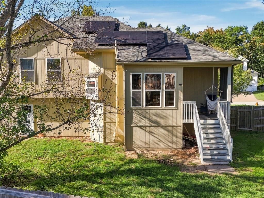 Fenced yard at 609 S Kisner Circle, Independence, MO 64056