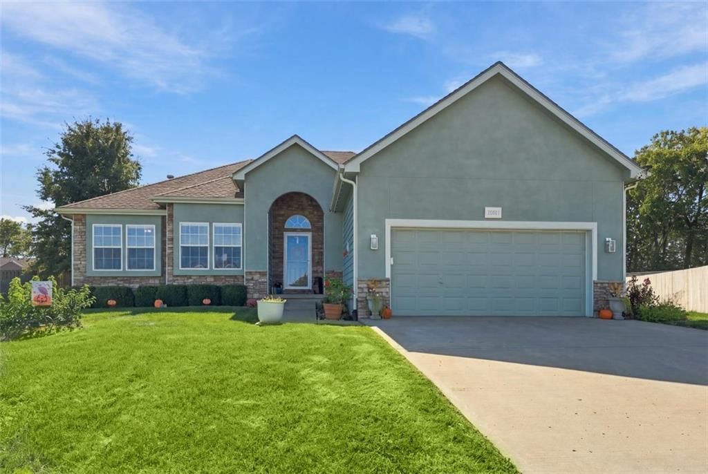 16911 Tucker Court, Basehor, KS: listing photo 2
