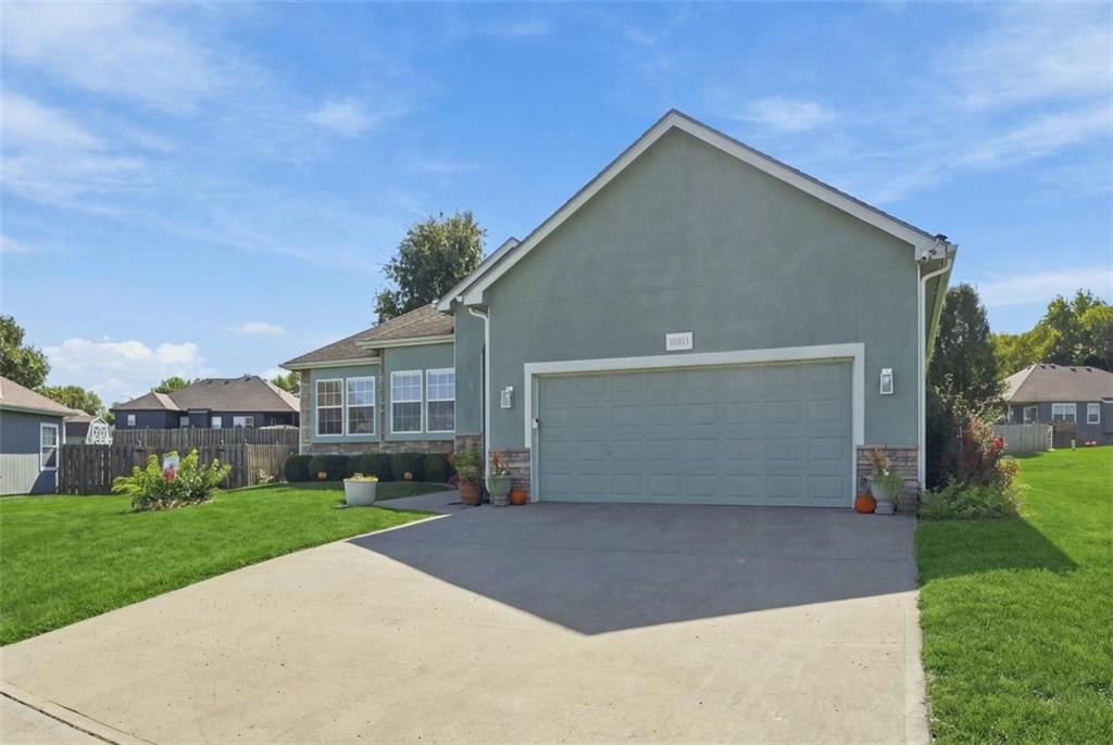 16911 Tucker Court, Basehor, KS: listing photo 3