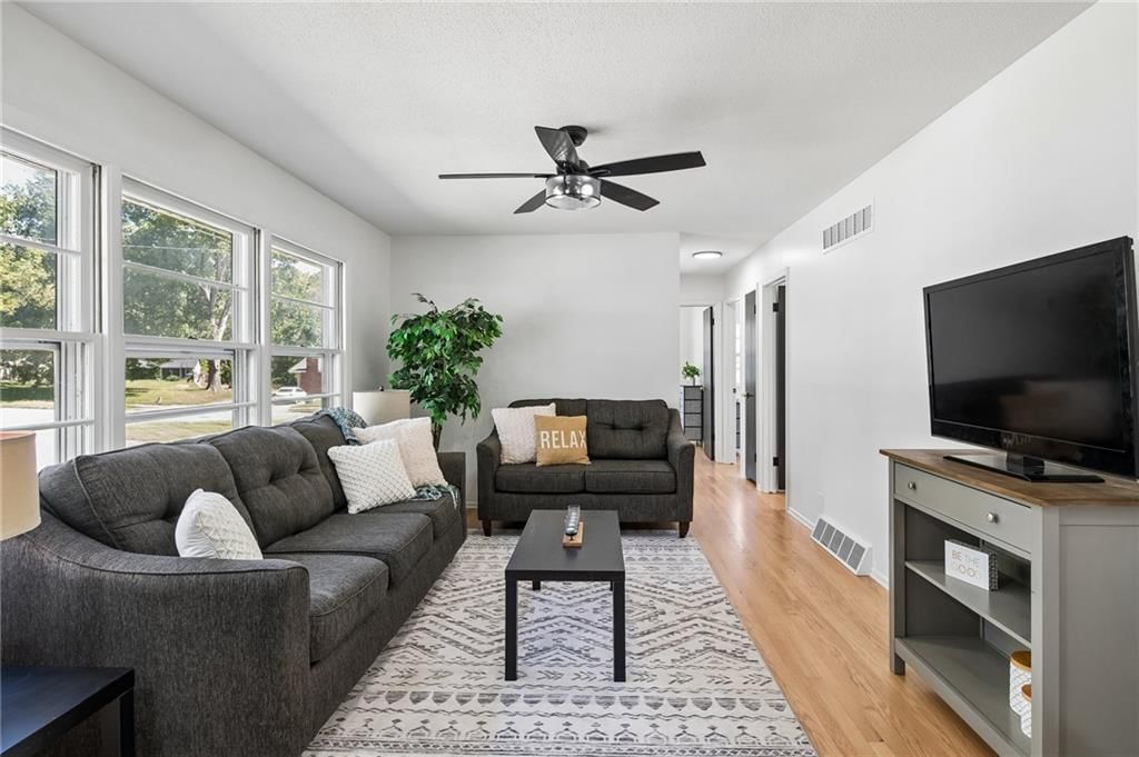 Photo 4 of 35 - 801 W 27th Street S, Independence, MO 64052