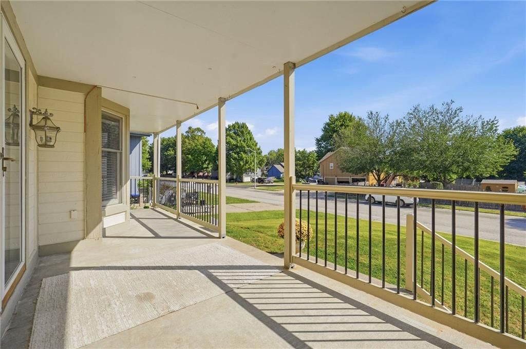 304 20th Avenue S, Greenwood, MO: listing photo 3