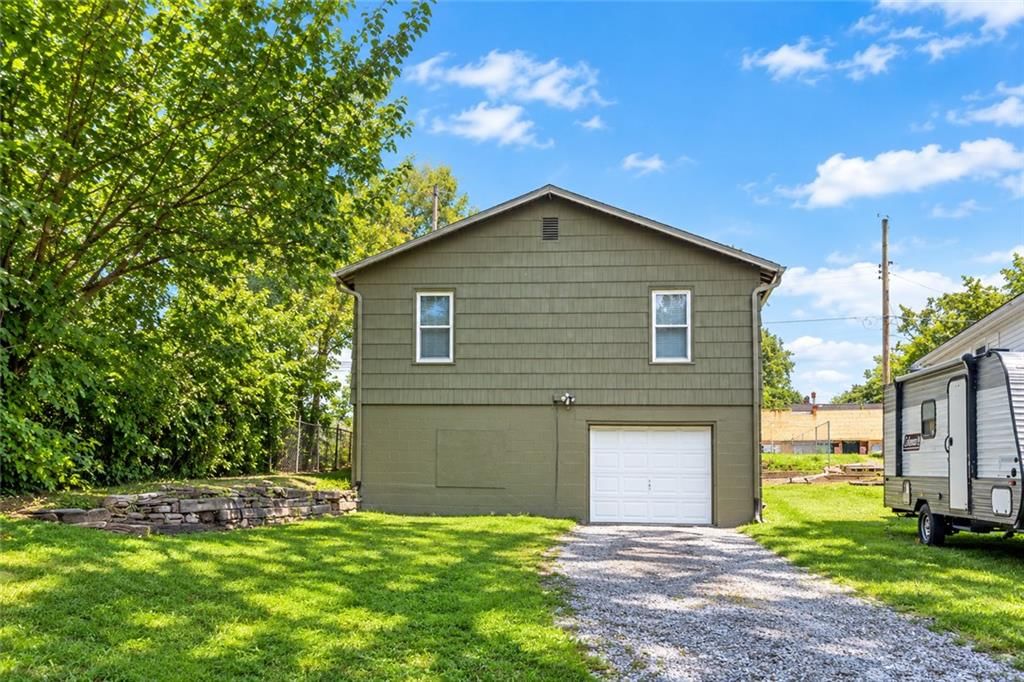 9615 E 18th Street, Independence, MO: listing photo 2