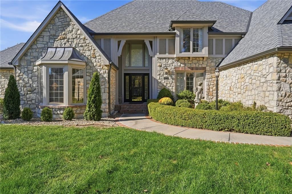 4329 SE Furlong Drive, Lee's Summit, MO: listing photo 2