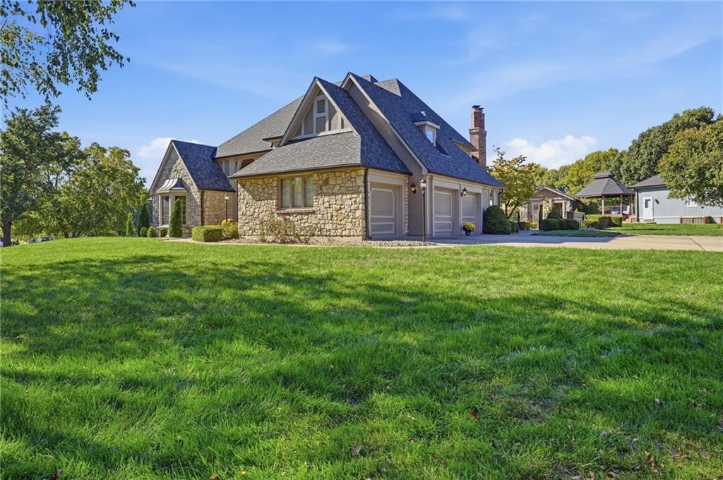 4329 SE Furlong Drive, Lee's Summit, MO: listing photo 3