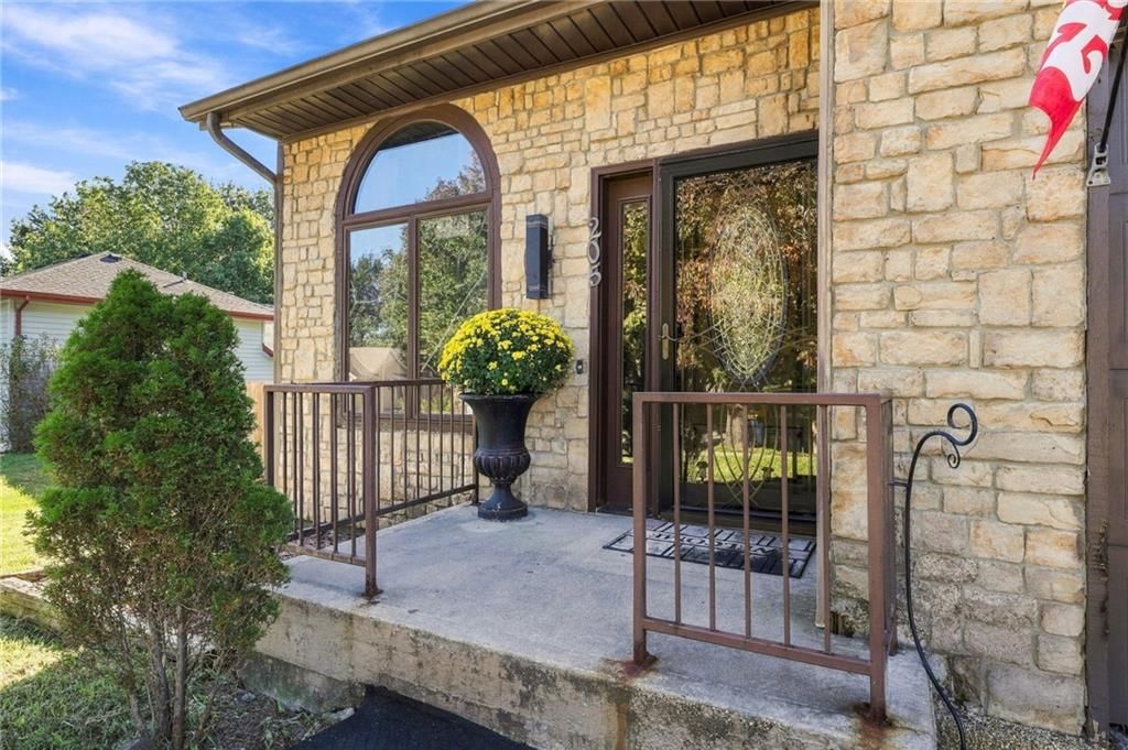 Covered front porch at 205 NW 101st Place, Kansas City, MO 64155