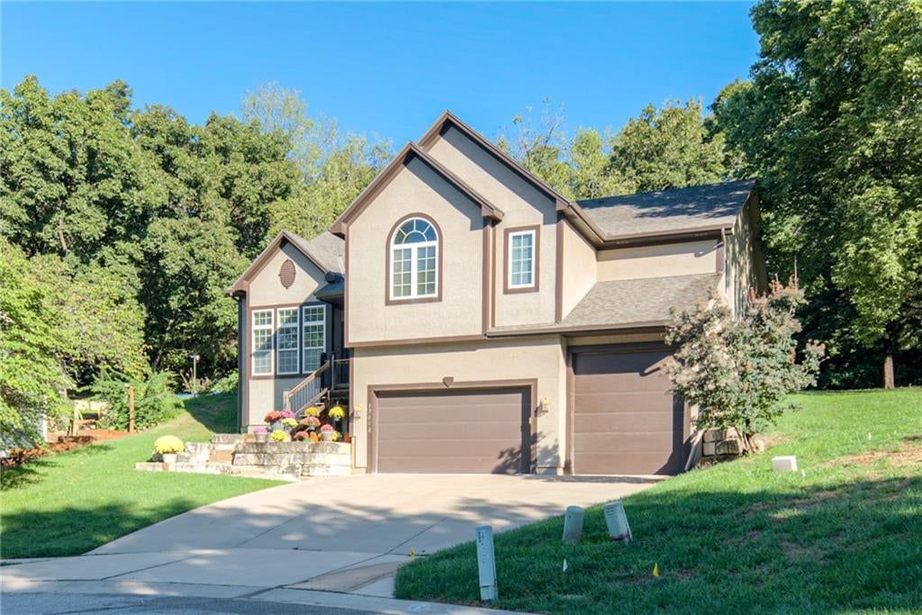 17212 W 68th Street, Shawnee, KS: listing photo 2