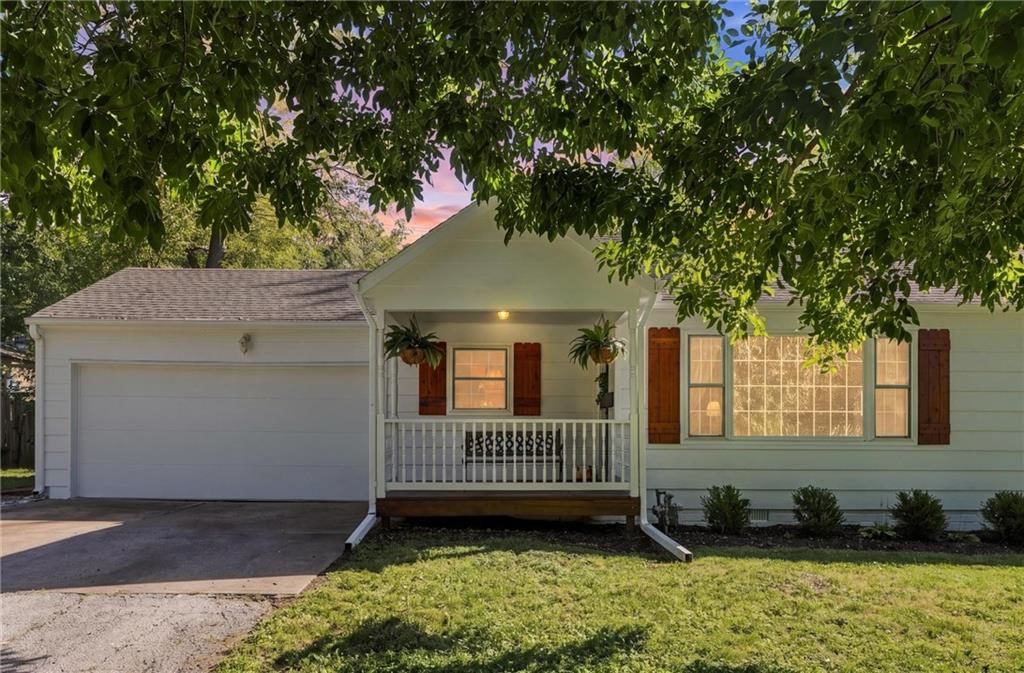 8621 Floyd Street, Overland Park, KS: listing photo 2